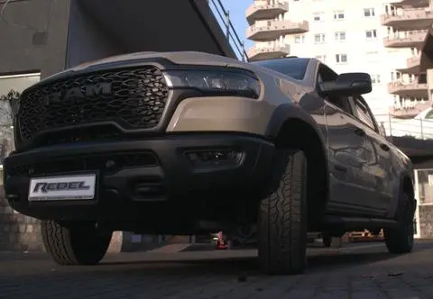 SUV i pickup z dala od centrum miasta?