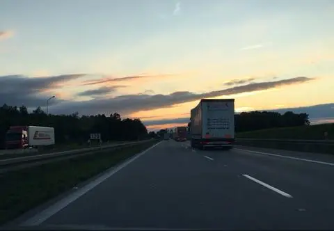 Brakuje parkingów dla ciężarówek. Kierowcy ryzykują przekroczenie czasu pracy