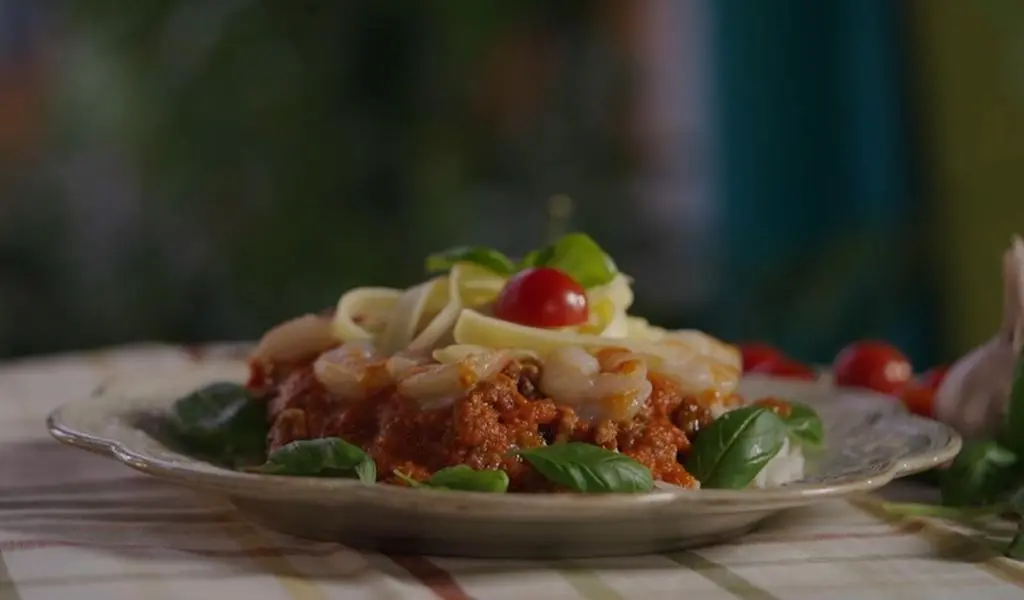 Mięso à la bolognese z krewetkami, salsą americana i ryżem