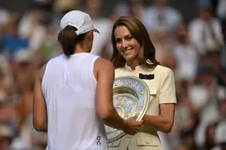 Iga Świątek otrzymuje trofeum z rąk Kate Middleton