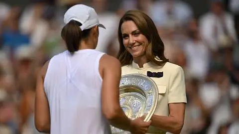 Iga Świątek otrzymuje trofeum z rąk Kate Middleton