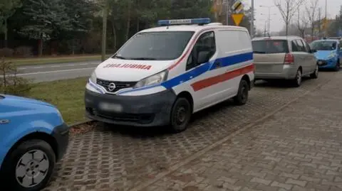 Wojny samochodowe: karetka Nissan NV200 kontra Mercedes S500 W220 - kto zarobi więcej?