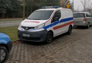 Wojny samochodowe: karetka Nissan NV200 kontra Mercedes S500 W220 - kto zarobi więcej?