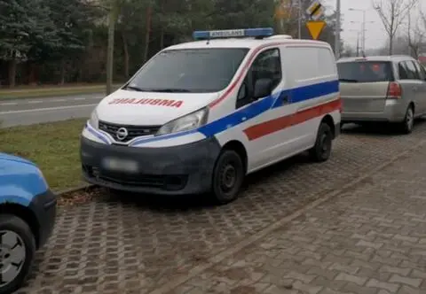 Wojny samochodowe: karetka Nissan NV200 kontra Mercedes S500 W220 - kto zarobi więcej?