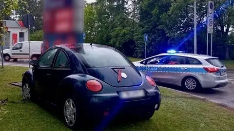 Nietrzeźwa kierująca uderzyła w pylon stacji paliw i próbowała uciec. Zatrzymał ją policjant po służbie