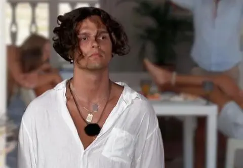 Roch z "Hotelu Paradise 7" zaskoczył nową fryzurą. Metamorfoza robi wrażenie
