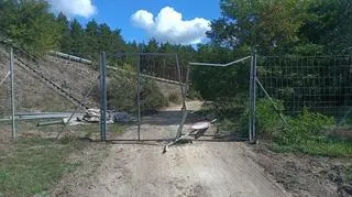 Zniszczona brama techniczna