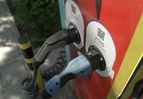 Ładowanie elektryka w garażu podziemnym – nowe wytyczne straży pożarnej