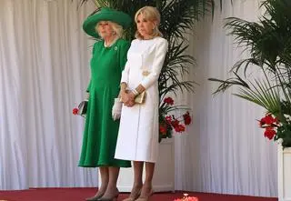 Briggite Macron zaliczyła kilka wpadek podczas spotkania z królową. "Camilla musiała być wściekła"