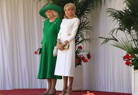 Briggite Macron zaliczyła kilka wpadek podczas spotkania z królową. "Camilla musiała być wściekła"