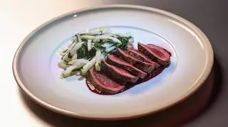 Comber z sarny z puree z selera z brązowym masłem, sałatką z kalarepy, gruszki i szczawiu i sosem z jeżyn