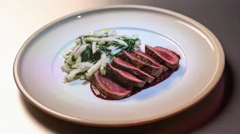 Dominik Tomczyk: Comber z sarny z puree z selera z brązowym masłem, sałatką z kalarepy, gruszki i szczawiu i sosem z jeżyn