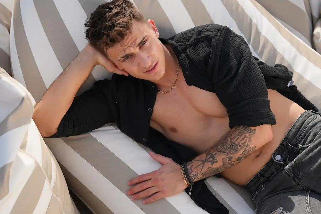 Hotel Paradise 12. Denis Wadziński