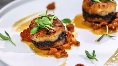 Adrian Królikowski/Jakub Kurzep: Ziemniaczane placuszki z kaszanką na sosie kurkowo-korzeniowym