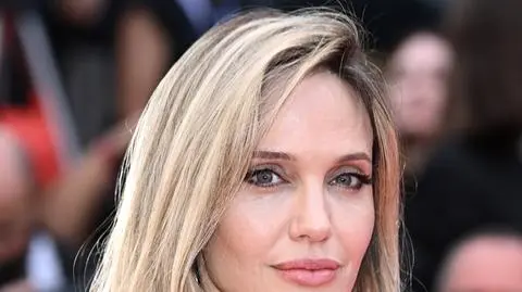 Angelina Jolie popłakała się podczas festiwalu. Wspomniała zmarłą mamę