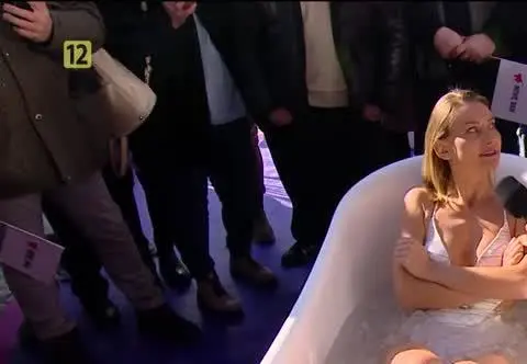 Mówię Wam: Joanna Moro w centrum Warszawy wskoczyła do lodowatej wody!
