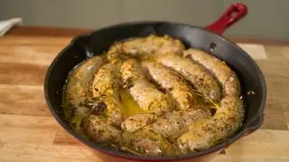 "Wielkanoc palce lizać": Biała kiełbasa pieczona w glazurze miodowo-musztardowej z pieczoną cebulką. Przepis