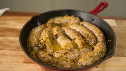 "Wielkanoc palce lizać": Biała kiełbasa pieczona w glazurze miodowo-musztardowej z pieczoną cebulką. Przepis