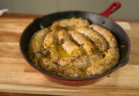 "Wielkanoc palce lizać": Biała kiełbasa pieczona w glazurze miodowo-musztardowej z pieczoną cebulką. Przepis