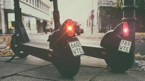 100 zł mandatu za jazdę bez kasku. Rząd bierze pod lupę dzieci na rowerach i hulajnogach elektrycznych 