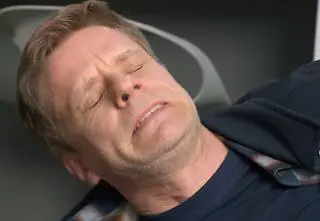 "Na Wspólnej" odc. 4059. Robert dźgnięty nożem! Przeżyje? [PRZED EMISJĄ w TV]