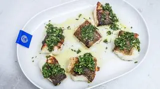 Dorsz z polskim chimichurri i sałatka z pomidorów i buraków