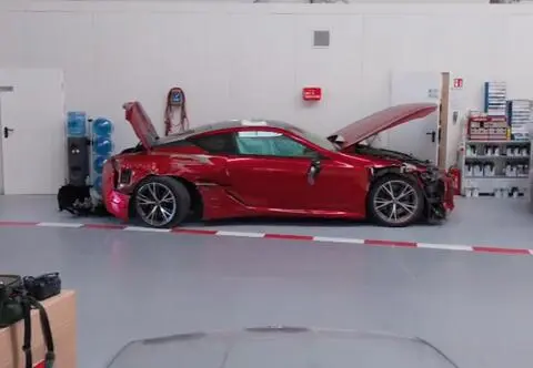 Jeździć, obserwować: BMW 2 Grand Coupe, Porsche Taycan, BMW G30 i rozbity Lexus LC 500