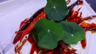  
Marchewki karmelizowane na labnehu