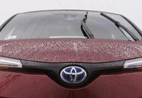 Szef Toyoty: „Jeden elektryk zanieczyszcza środowisko jak trzy hybrydy”. Zaskoczeni? 