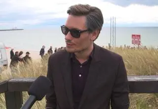 Bartosz Gelner o serialu "Scheda". "Gramy rodzeństwo, które nie do końca się dogaduje"