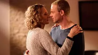 Kadr z odcinka serialu TVN Na Wspólnej. Kamil Hoffer (Kazimierz Mazur) i terapeutka (Magdalena Popławska)