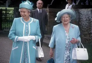 Królowa matka zwróciła uwagę polskiemu ambasadorowi! Co poszło nie tak podczas ich spotkania? "Dlaczego pan mnie nie całuje w rękę?!"