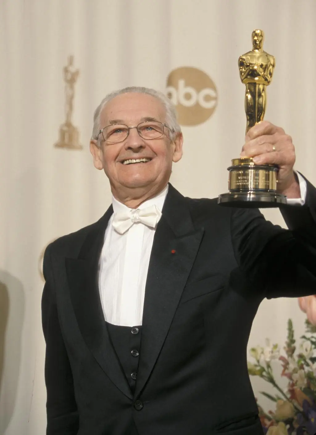 Andrzej Wajda podczas odbierania statuetki Oscara w 2000 roku