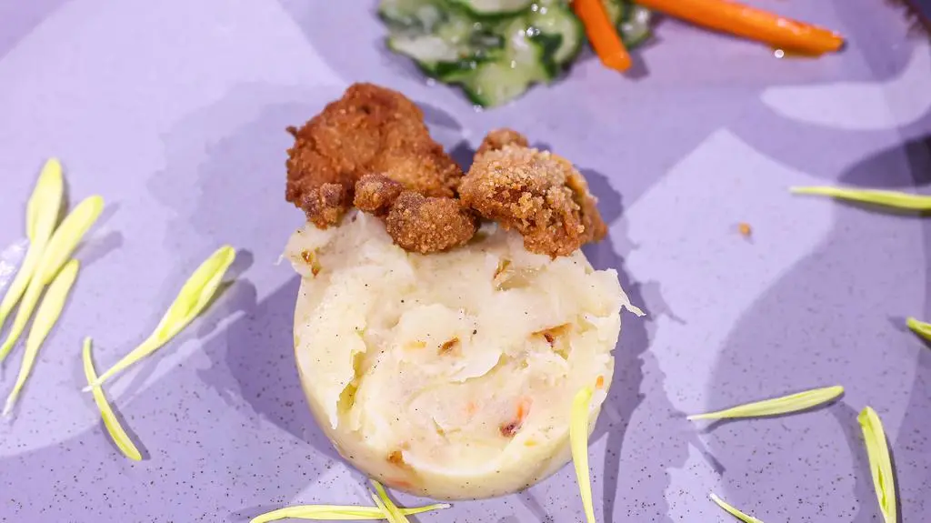 Kotlet schabowy na ciapkapuście z boczkiem, marynowanymi ogórkami i karmelizowaną marchewką