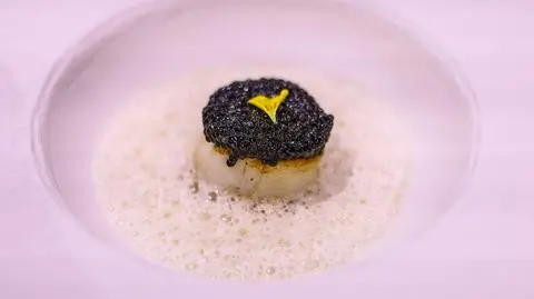 Gracjan Stawski: Piana z wywaru z kopru włoskiego i pancerzy krewetek z przegrzebką i kawiorem