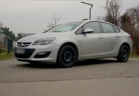 Wojny samochodowe: Opel Astra i Hyundai i20 do 35 tys. zł