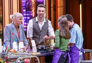 "MasterChef Nastolatki 2", odc. 2. Konkurencja z bułeczkami bao okazała się ostatnią dla dwójki uczestników. Kto odpadł z programu?
