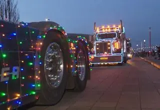 Konwój Mikołajów w ciężarówkach przejechał przez Gdańsk i okolice