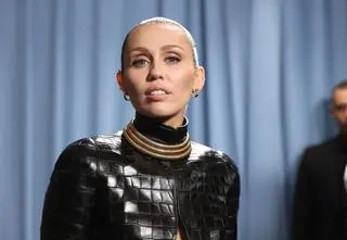 Miley Cyrus nie wytrzymała. Wydała oświadczenie. Mówi o relacjach z rodzicami. "Rzadko komentuję plotki..."