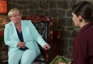 The Traitors. Zdrajcy 2, odc. 1. Kasia bierze udział w programie razem z synem. Mama i syn w programie