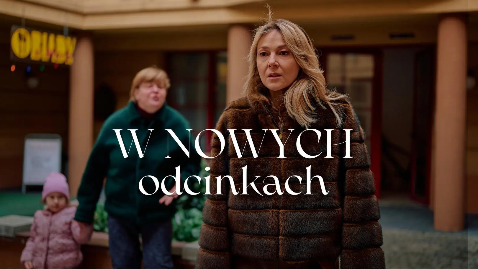 "Na Wspólnej", odc. 4236-4239. Co wydarzy się w nowych odcinkach? Kluskowa szantażowana przez Jolantę. Leon zerwie z Julką, bo jest ćpunką?!