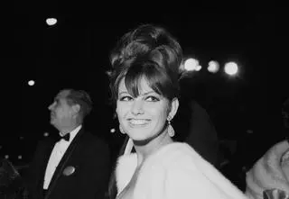 Pierwszy mąż ją kontrolował i kazał ukrywać syna, drugi związał się z młodszą... Niezwykła historia miłosna Claudii Cardinale 