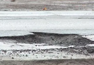 Nierówna walka z dziurami w trakcie roztopów