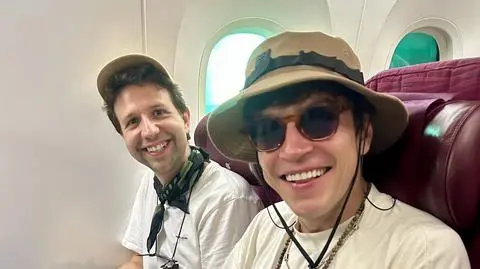 Nikodem Rozbicki sfotografowany w samolocie w dniu urodzin. Wiemy, kto mu towarzyszył. Zobacz zdjęcia