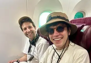 Nikodem Rozbicki sfotografowany w samolocie w dniu urodzin. Wiemy, kto mu towarzyszył. Zobacz zdjęcia