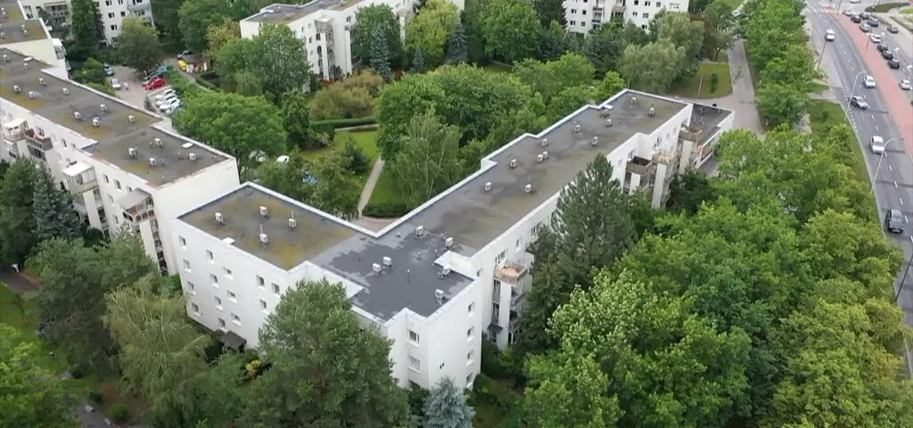 Zakazali wejścia do mieszkań. Gdzie podzieją się ludzie?