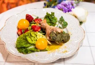 Przepis Magdy Gessler z 5. odcinka "Magda gotuje Internet". Udka kurczaka po polsku z sałatą i bazyliowym dressingiem