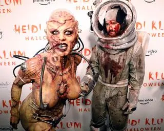 Kostiumy Heidi Klum na Halloween: Potwór, żywiący się ludźmi