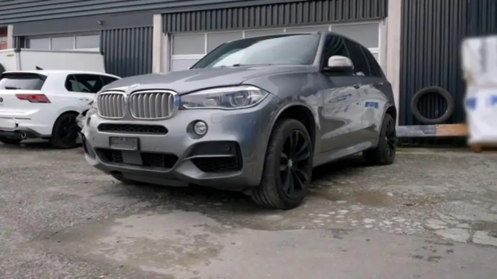  BMW X5 z 2017 roku z silnikiem 3.0 o mocy 313 KM. 