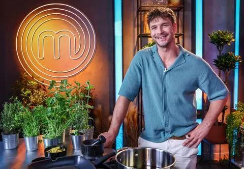 Nie uwierzycie, co umie Mikołaj Roznerski! Aktor pochwalił się w "MasterChefie" oryginalnym "fachem"
